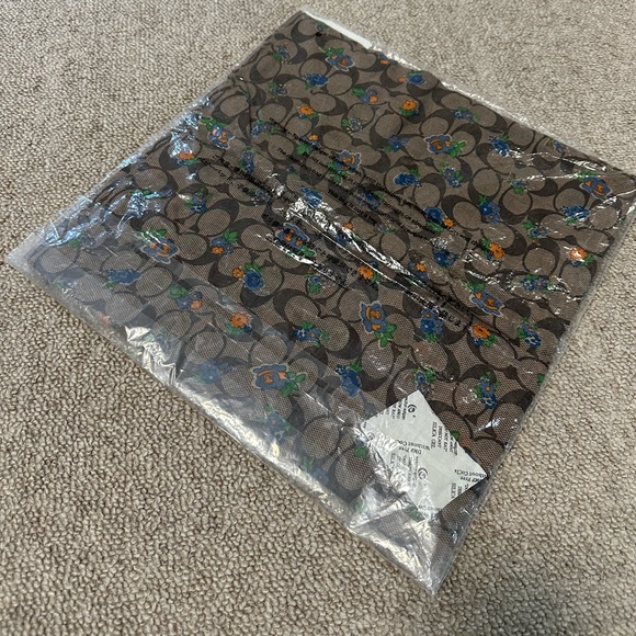 Coach floral print signature oblong scarf - Picture 2 of 5